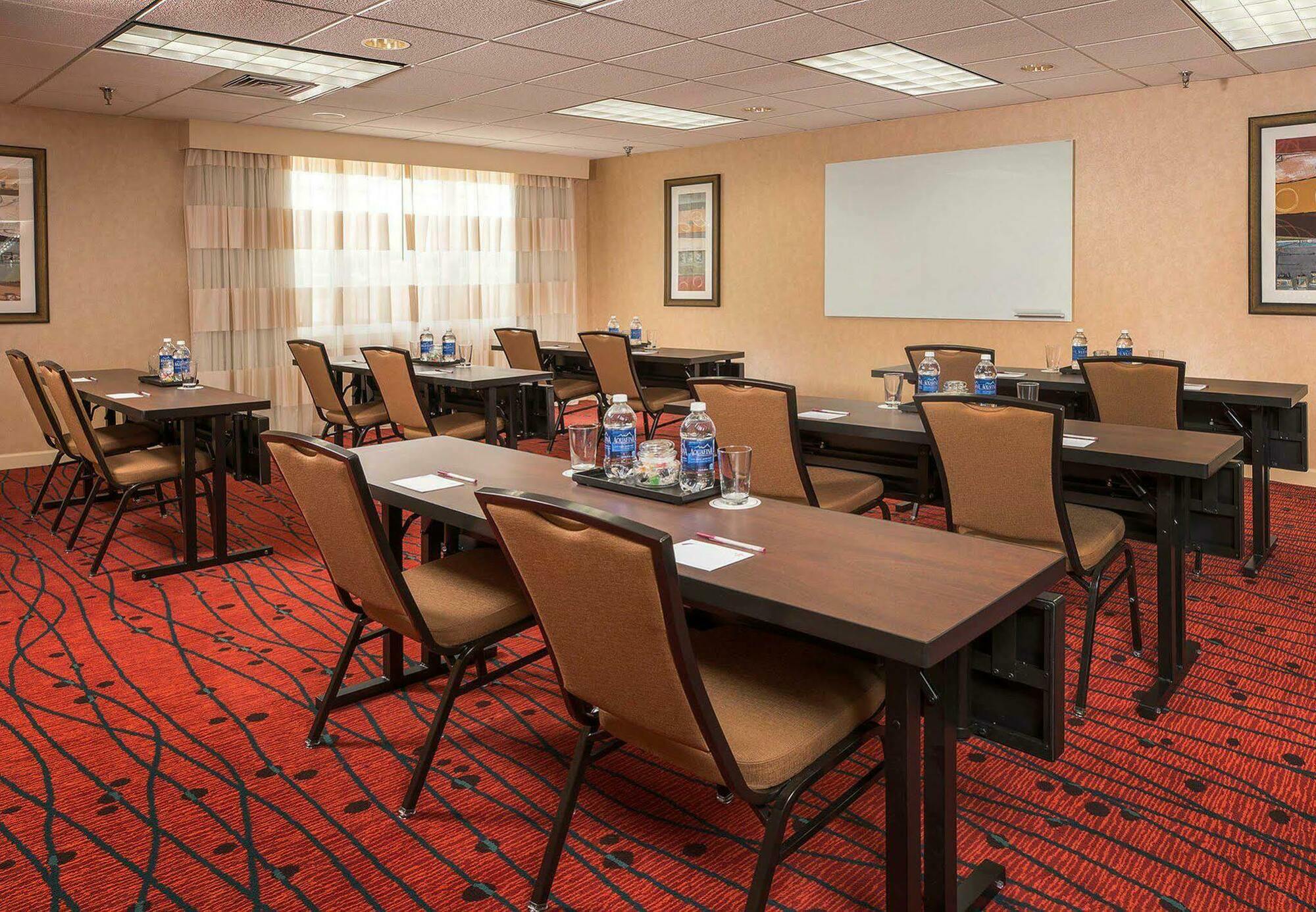 Residence Inn Fairfax Меррифилд Экстерьер фото
